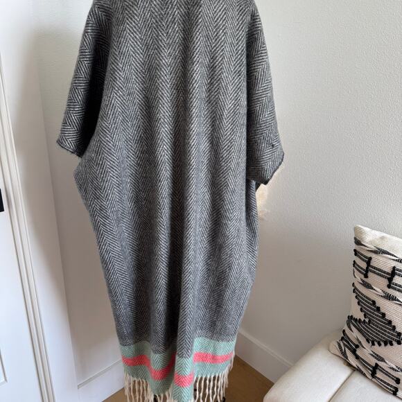 Boutique Gray Herringbone Print Soft Knit Shawl Tunic Poncho Fringe Wrap - Picture 3 of 8